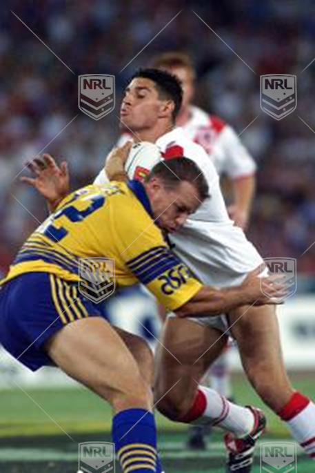 NRL 2001 RD09 St. George Illawarra Dragons v Parramatta Eels - Trent Barrett, hits up