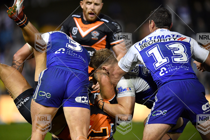 NRL 2022 RD11 Wests Tigers v Canterbury-Bankstown Bulldogs - Starford To'a Aaron Schoupp, sin bin